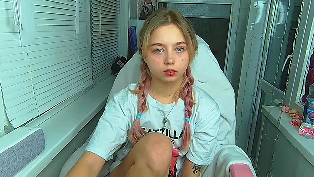 Snapshot of Olivka_Grr chatting on 01.06.25 Olivka Grr online show from 01.06.25