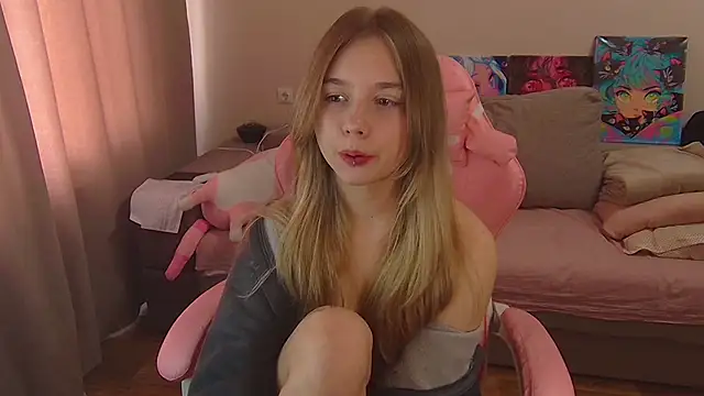 Snapshot of Olivka_Grr chatting on 09.18.25 Olivka Grr online show from 09.18.25