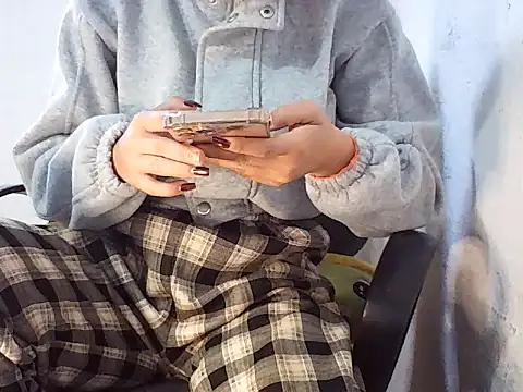 Snapshot of Haralushiaaax chatting on 12.23.25 Haralushiaaax online show from 12.23.25