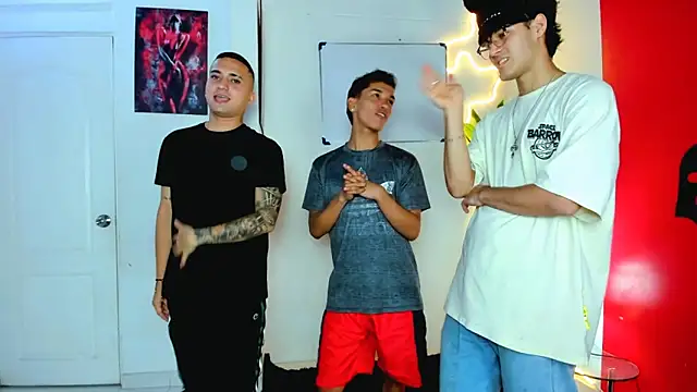 Snapshot of oversizedxguys chatting on 04.10.26 oversizedxguys online show from 04.10.26