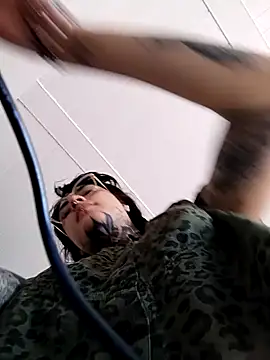 Snapshot of taaylor33 chatting on 11.19.25 taaylor33 online show from 11.19.25