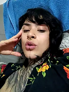 Snapshot of taaylor33 chatting on 11.20.25 taaylor33 online show from 11.20.25