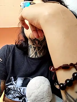 Snapshot of taaylor33 chatting on 11.22.25 taaylor33 online show from 11.22.25