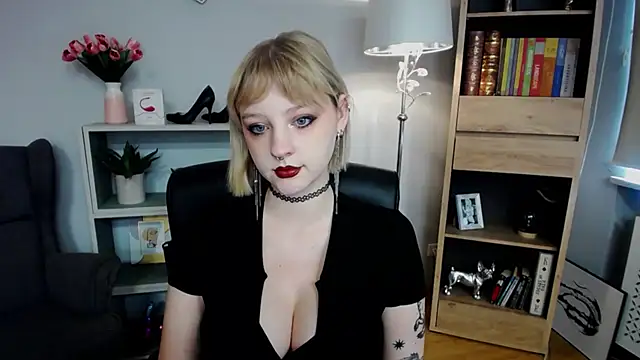 Snapshot of MadelineLust chatting on 10.25.25 MadelineLust online show from 10.25.25