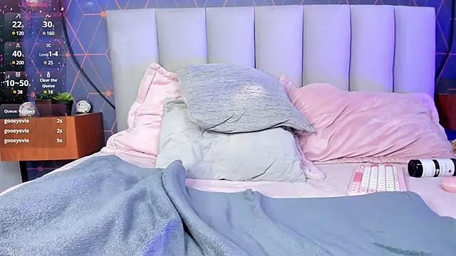 Chloe fischer  online show from 01.22.25