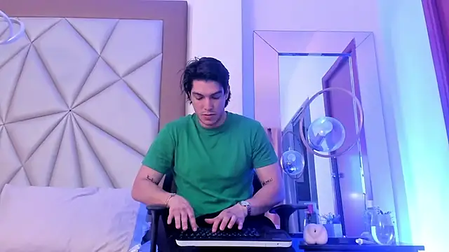 Snapshot of Karimferrer chatting on 12.12.24 Karimferrer online show from 12.12.24