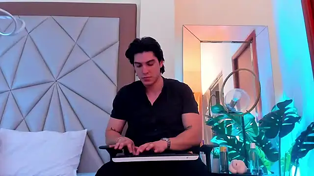 Snapshot of Karimferrer chatting on 01.04.25 Karimferrer online show from 01.04.25