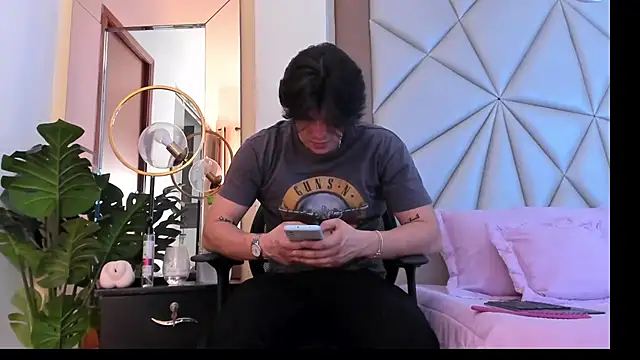 Snapshot of Karimferrer chatting on 01.22.25 Karimferrer online show from 01.22.25
