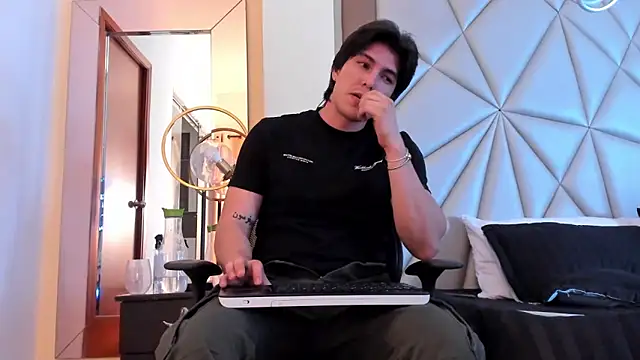 Snapshot of Karimferrer chatting on 01.29.25 Karimferrer online show from 01.29.25