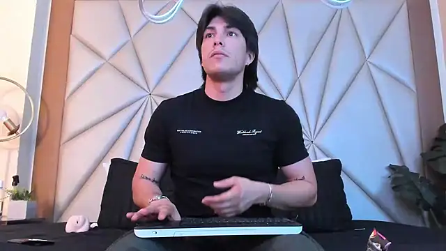 Snapshot of Karimferrer chatting on 02.01.25 Karimferrer online show from 02.01.25