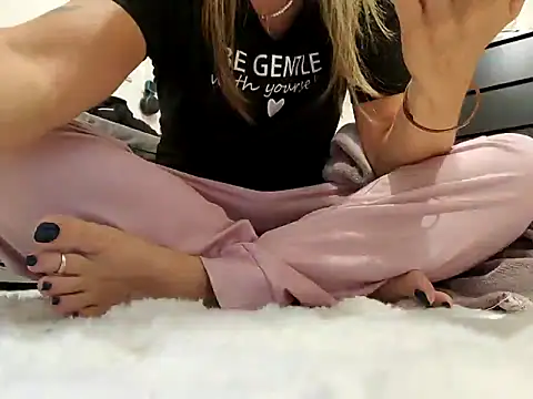 Snapshot of sweethotmilf888 chatting on 03.04.25 sweethotmilf888 online show from 03.04.25