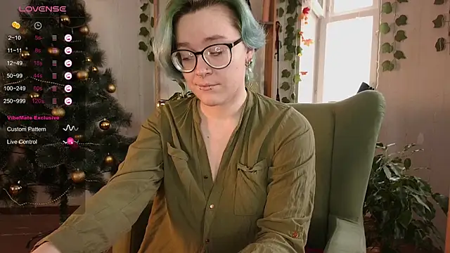 Snapshot of alisahug chatting on 12.13.24 alisahug online show from 12.13.24