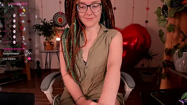 Snapshot of alisahug chatting on 02.13.25 alisahug online show from 02.13.25