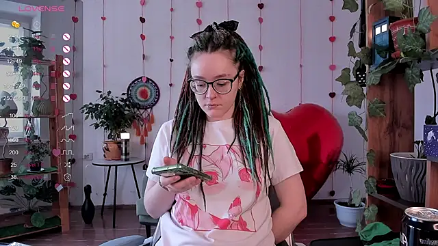 Snapshot of alisahug chatting on 02.14.25 alisahug online show from 02.14.25