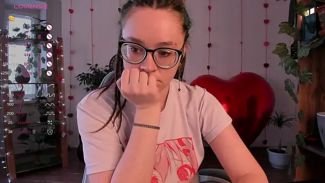 Snapshot of alisahug chatting on 02.14.25 alisahug online show from 02.14.25