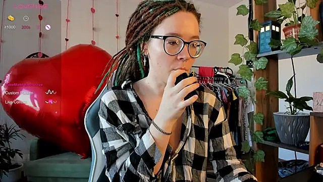 Snapshot of alisahug chatting on 02.19.25 alisahug online show from 02.19.25