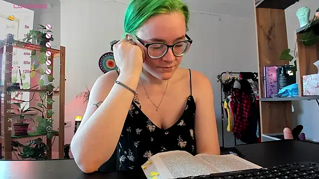 Snapshot of alisahug chatting on 03.04.25 alisahug online show from 03.04.25