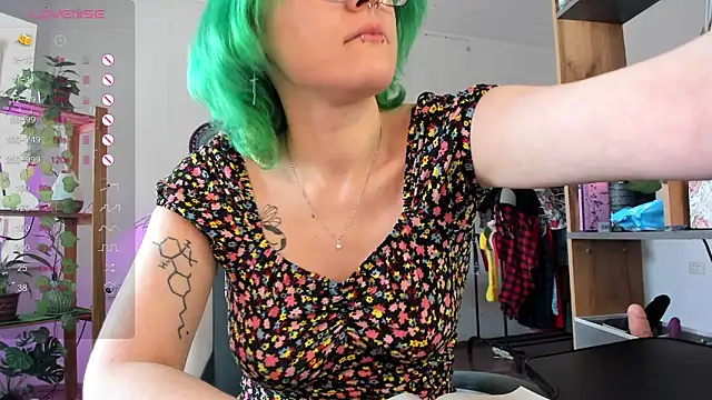 Snapshot of alisahug chatting on 03.05.25 alisahug online show from 03.05.25