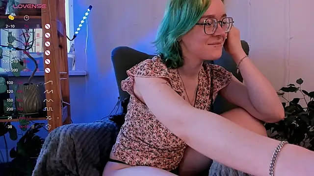 Snapshot of alisahug chatting on 03.15.25 alisahug online show from 03.15.25