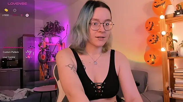 Snapshot of alisahug chatting on 10.22.25 alisahug online show from 10.22.25