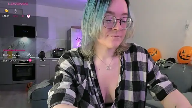 Snapshot of alisahug chatting on 10.27.25 alisahug online show from 10.27.25