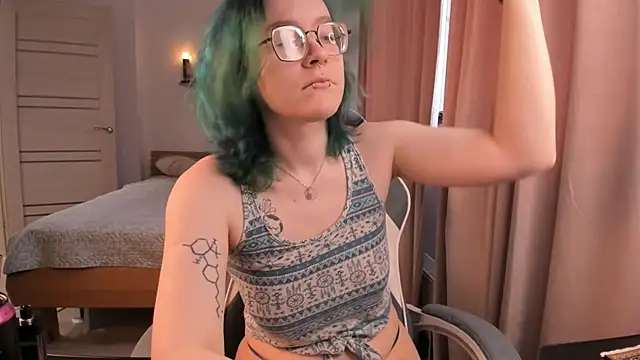 Snapshot of alisahug chatting on 11.19.25 alisahug online show from 11.19.25