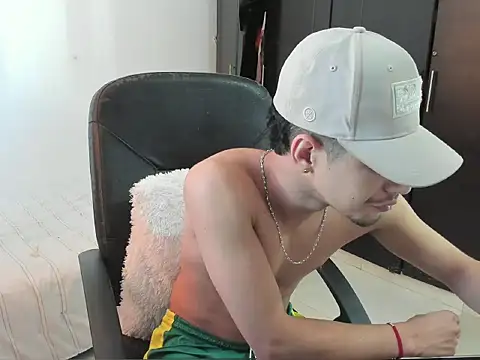 Snapshot of Chandler_ken chatting on 09.10.25 Chandler ken online show from 09.10.25