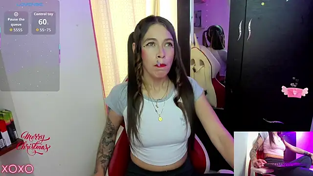 Snapshot of sweetlittlelisa chatting on 12.22.25 sweetlittlelisa online show from 12.22.25