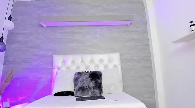 Snapshot of thararouse chatting on 01.31.25 thararouse online show from 01.31.25