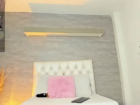 Snapshot of thararouse chatting on 03.19.25 thararouse online show from 03.19.25