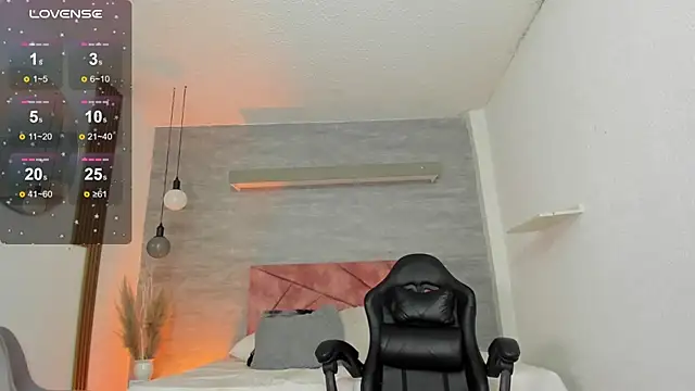 Snapshot of thararouse chatting on 10.23.25 thararouse online show from 10.23.25