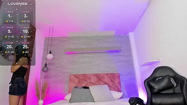 Snapshot of thararouse chatting on 10.24.25 thararouse online show from 10.24.25