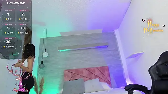 Snapshot of thararouse chatting on 10.29.25 thararouse online show from 10.29.25