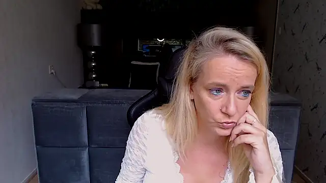 Snapshot of Wendysexyx chatting on 10.06.25 Wendysexyx online show from 10.06.25