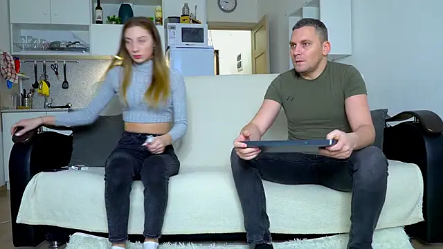 Snapshot of littlesweettifany chatting on 12.04.25 littlesweettifany online show from 12.04.25