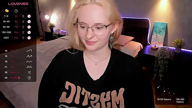 Snapshot of Aemilia_ chatting on 02.04.25 Aemilia online show from 02.04.25