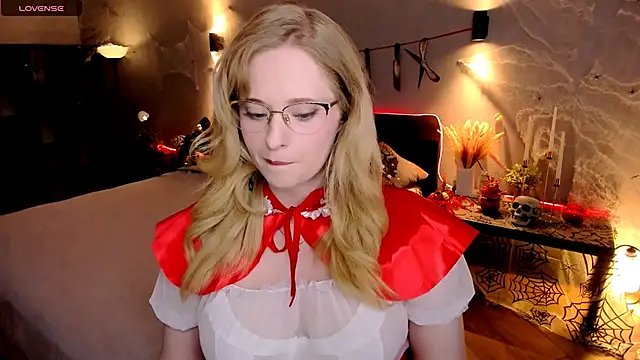 Snapshot of Aemilia_ chatting on 10.30.25 Aemilia online show from 10.30.25