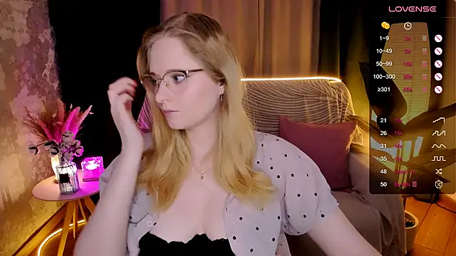 Snapshot of Aemilia_ chatting on 11.04.25 Aemilia online show from 11.04.25