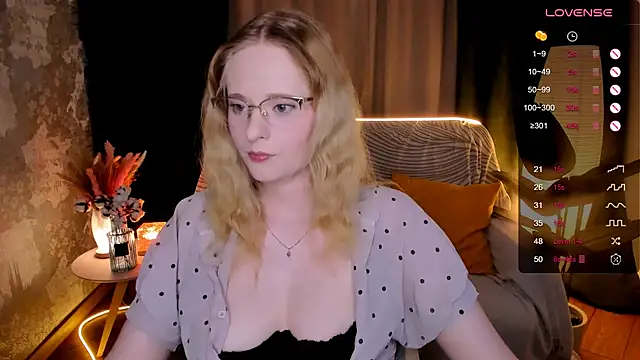 Snapshot of Aemilia_ chatting on 11.10.25 Aemilia online show from 11.10.25