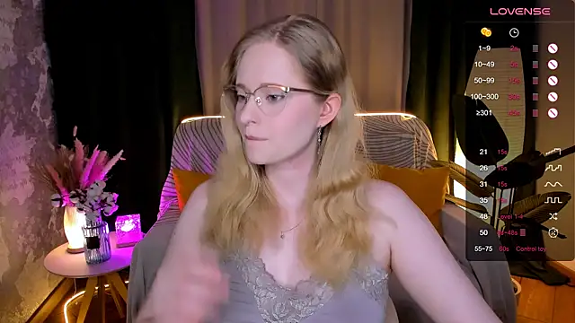 Snapshot of Aemilia_ chatting on 11.19.25 Aemilia online show from 11.19.25