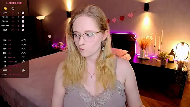 Snapshot of Aemilia_ chatting on 11.20.25 Aemilia online show from 11.20.25