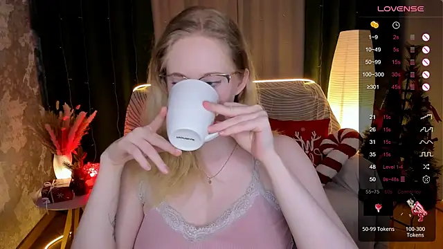 Snapshot of Aemilia_ chatting on 12.05.25 Aemilia online show from 12.05.25