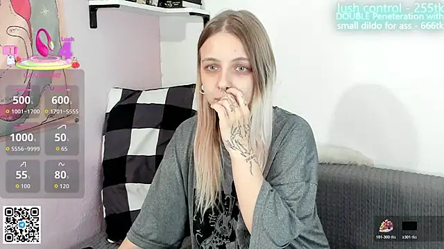 Snapshot of Alice_Halle chatting on 10.29.25 Alice Halle online show from 10.29.25