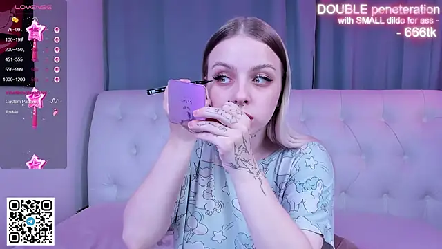 Snapshot of Alice_Halle chatting on 11.06.25 Alice Halle online show from 11.06.25