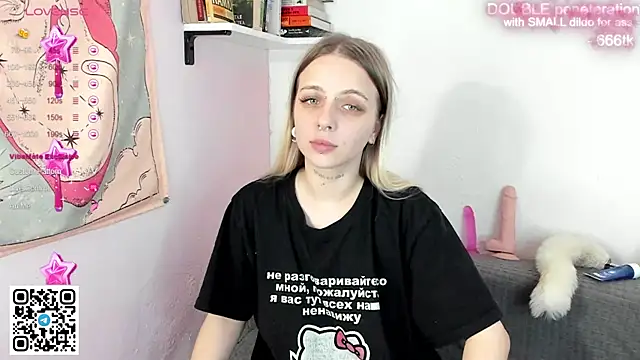 Snapshot of Alice_Halle chatting on 11.22.25 Alice Halle online show from 11.22.25