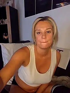 Snapshot of SpicyVicky chatting on 09.30.25 SpicyVicky online show from 09.30.25