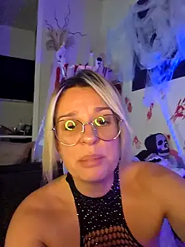 Snapshot of SpicyVicky chatting on 10.28.25 SpicyVicky online show from 10.28.25