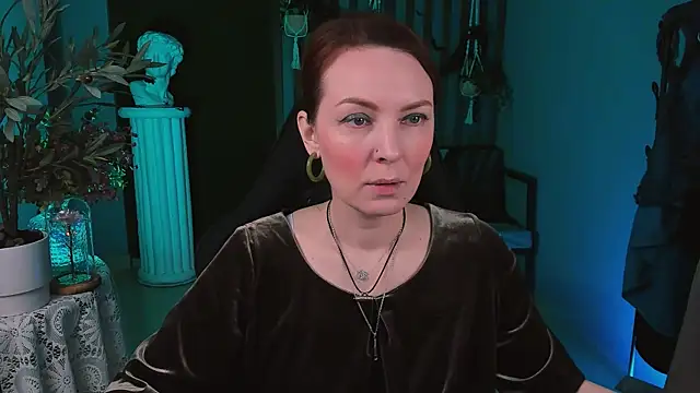 Snapshot of VandaRossi chatting on 10.29.25 VandaRossi online show from 10.29.25