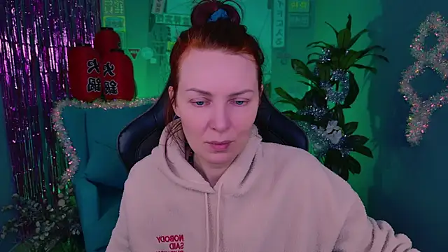 Snapshot of VandaRossi chatting on 12.14.25 VandaRossi online show from 12.14.25