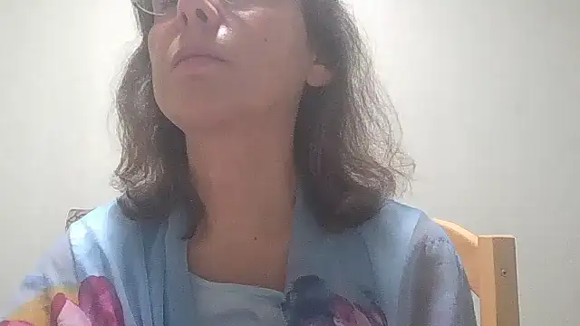 Snapshot of HollyJewel chatting on 09.29.25 HollyJewel online show from 09.29.25